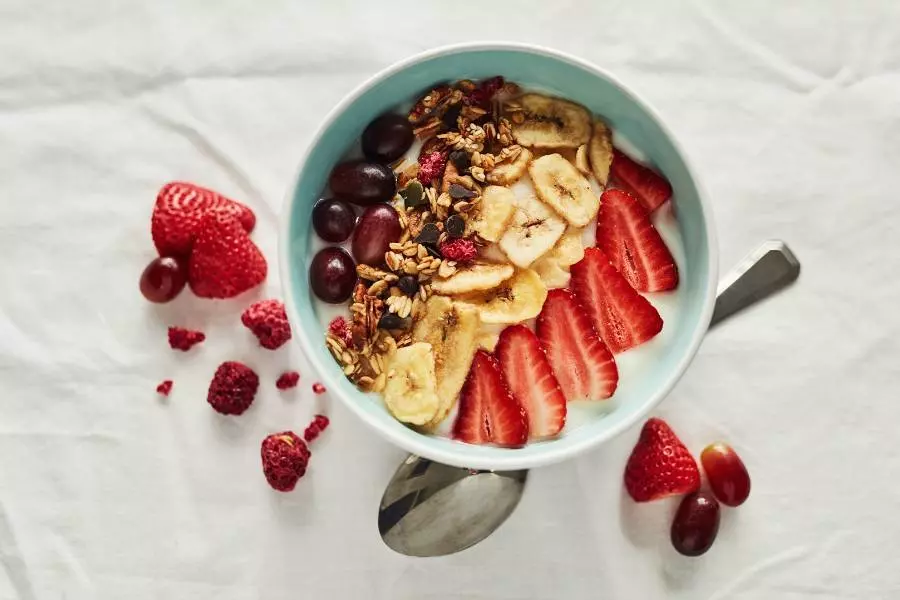 Platos de comida saludable y nutritiva para romper ayuno intermitente.