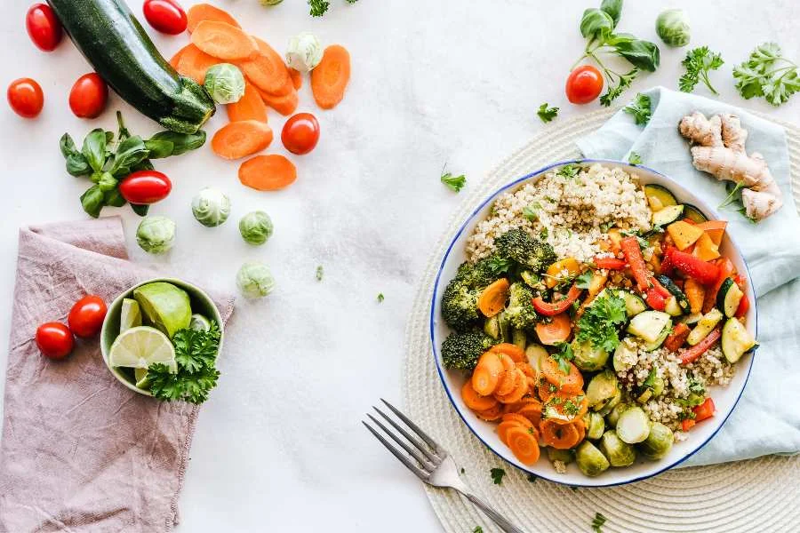 Menú con frutas y verduras frescas para una alimentación equilibrada y saludable. 