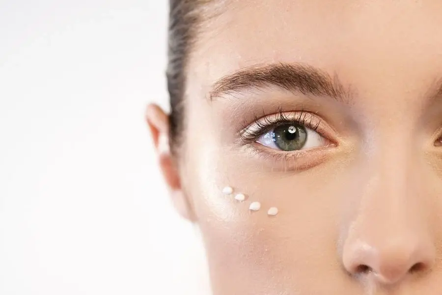 Cosméticos con retinol para mejorar la calidad de la piel y combatir el acné.