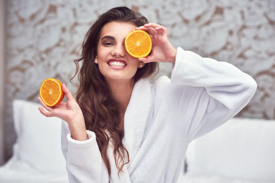 Tratamiento y cosmética de vitamina C para mejorar la luminosidad de la piel. 