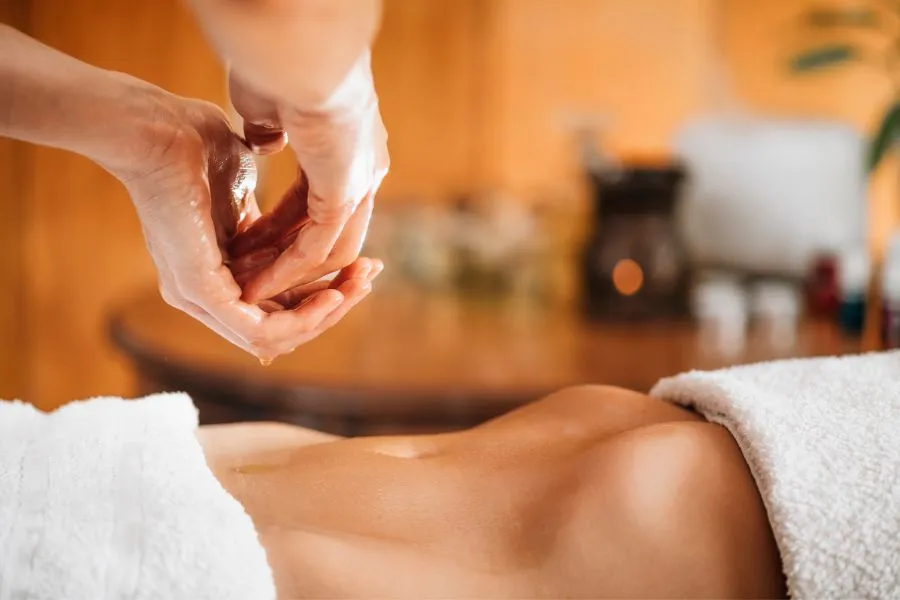 Masajes reductores para reducir el volumen de la zona del abdomen. 