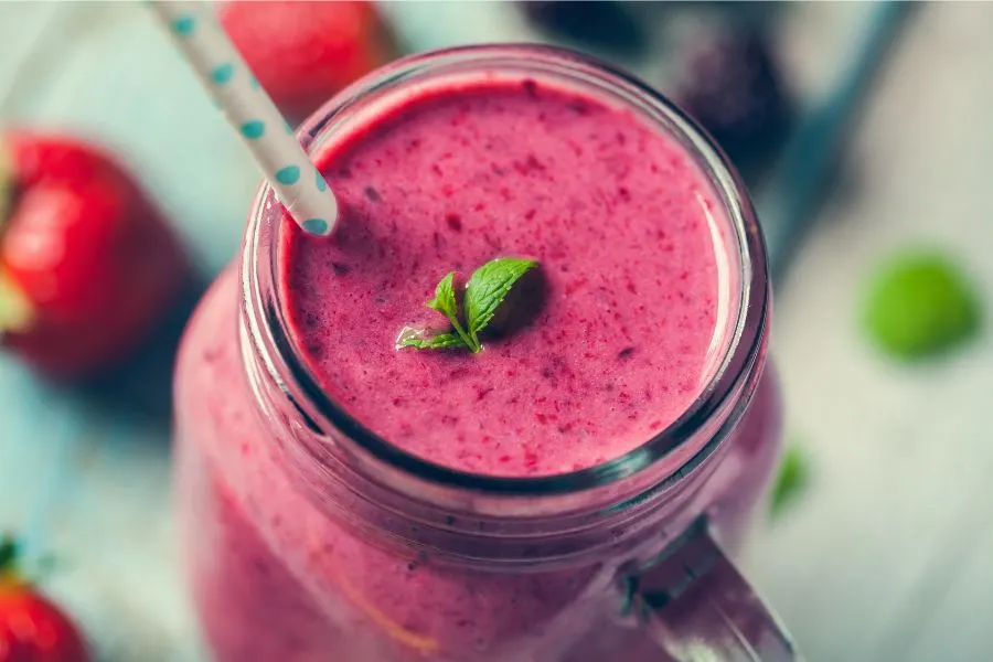 Smoothie saludable antioxidante con frutos rojos. 