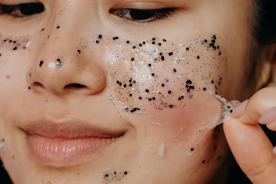 Tratamiento de peeling químico. Las tendencias de belleza de 2025 en cosmética y salud.